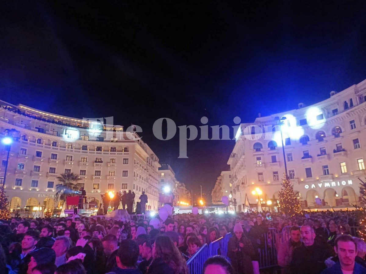 Η εντυπωσιακή φωταγώγηση του χριστουγεννιάτικου δέντρου της Αριστοτέλους (ΦΩΤΟ – VIDEO)