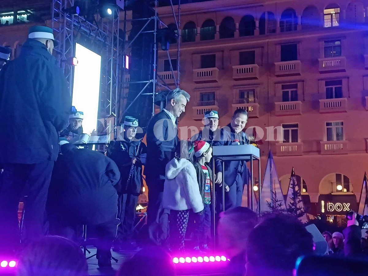 Η εντυπωσιακή φωταγώγηση του χριστουγεννιάτικου δέντρου της Αριστοτέλους (ΦΩΤΟ – VIDEO)