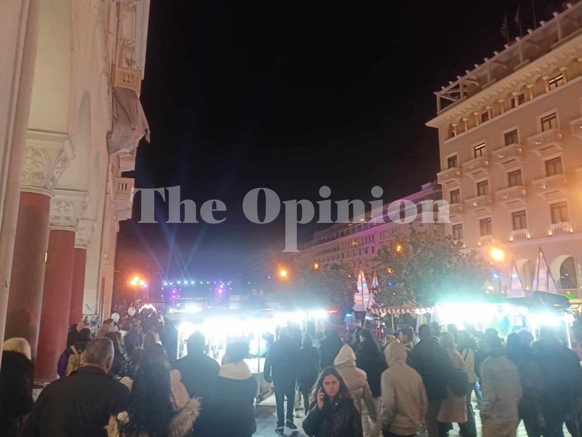 Η εντυπωσιακή φωταγώγηση του χριστουγεννιάτικου δέντρου της Αριστοτέλους (ΦΩΤΟ – VIDEO)