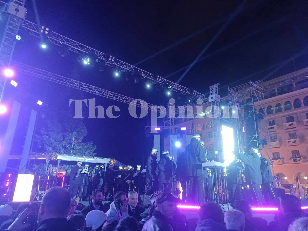 Η εντυπωσιακή φωταγώγηση του χριστουγεννιάτικου δέντρου της Αριστοτέλους (ΦΩΤΟ – VIDEO)