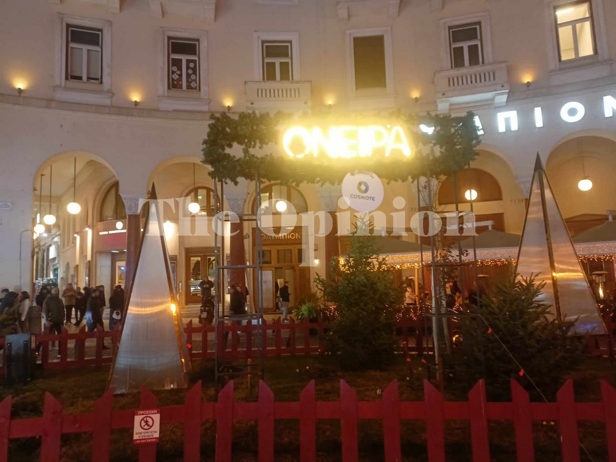 Η εντυπωσιακή φωταγώγηση του χριστουγεννιάτικου δέντρου της Αριστοτέλους (ΦΩΤΟ – VIDEO)