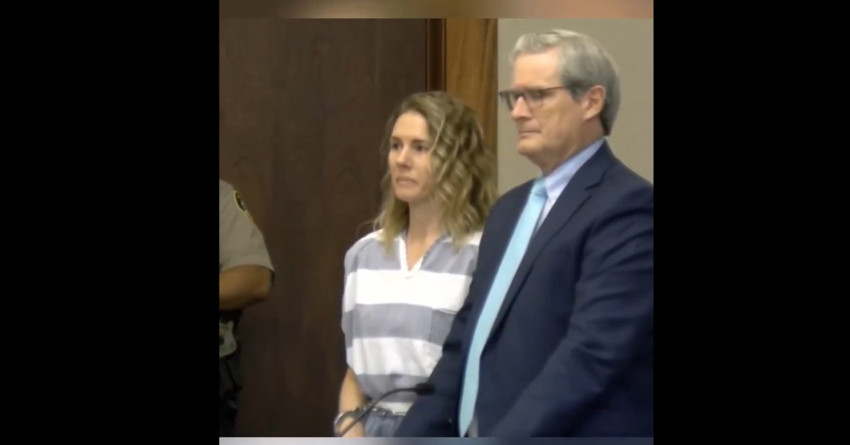 Δημοφιλής YouTuber έδινε συμβουλές ανατροφής ενώ… κακοποιούσε τα παιδιά της (VIDEO)