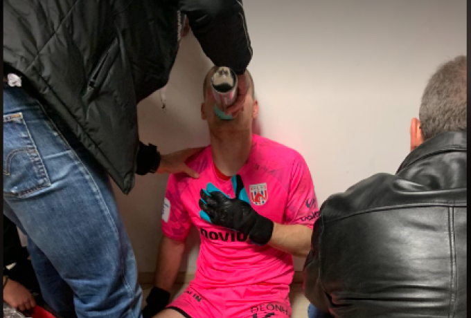 Σοκαριστικές εικόνες: Με οξυγόνο οι παίκτες του Βόλου στα αποδυτήρια! (pic)