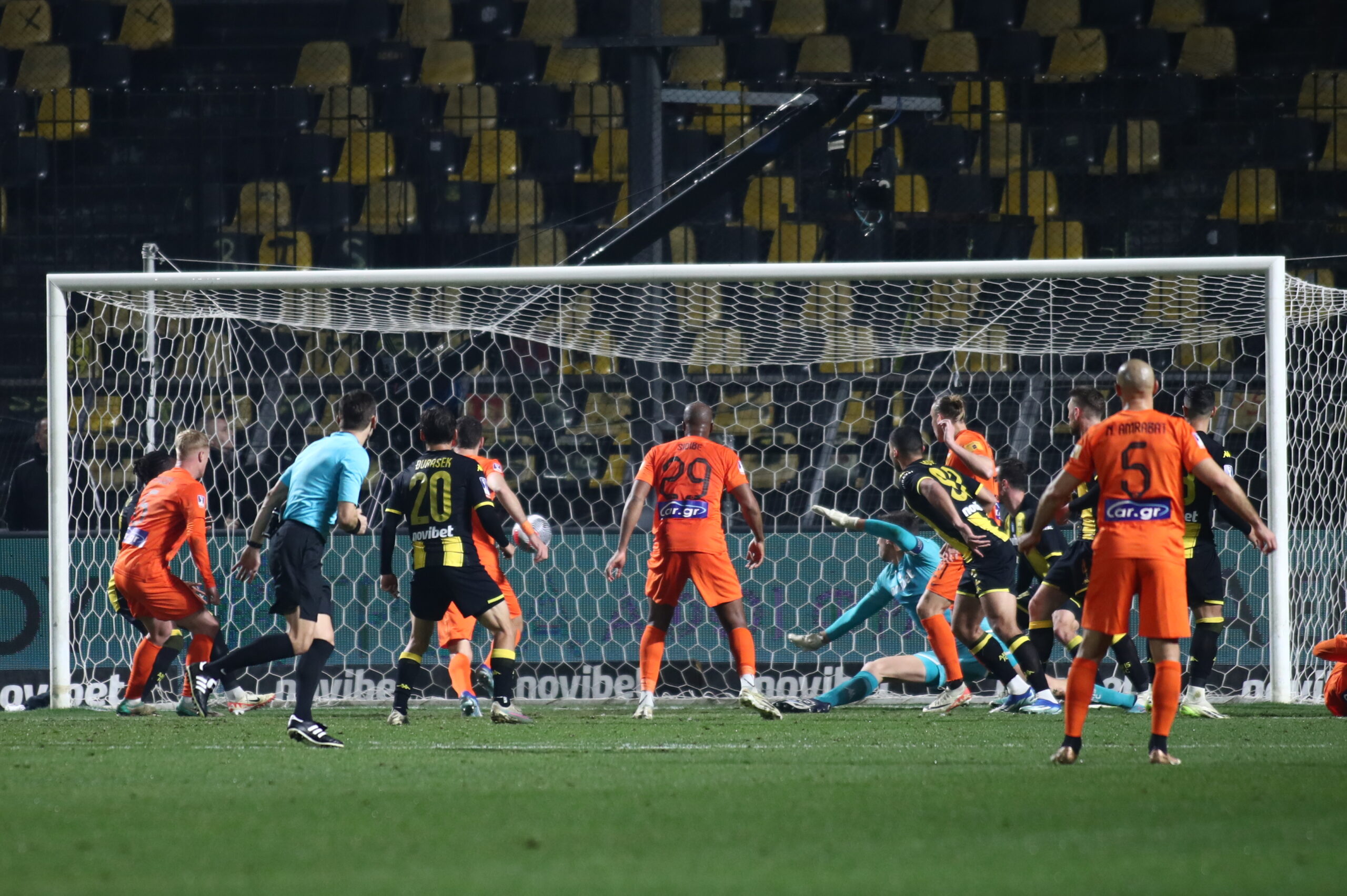 Άρης-ΑΕΚ: Αδράνεια στην άμυνα και ο Γκατσίνοβιτς άνοιξε το σκορ (video)