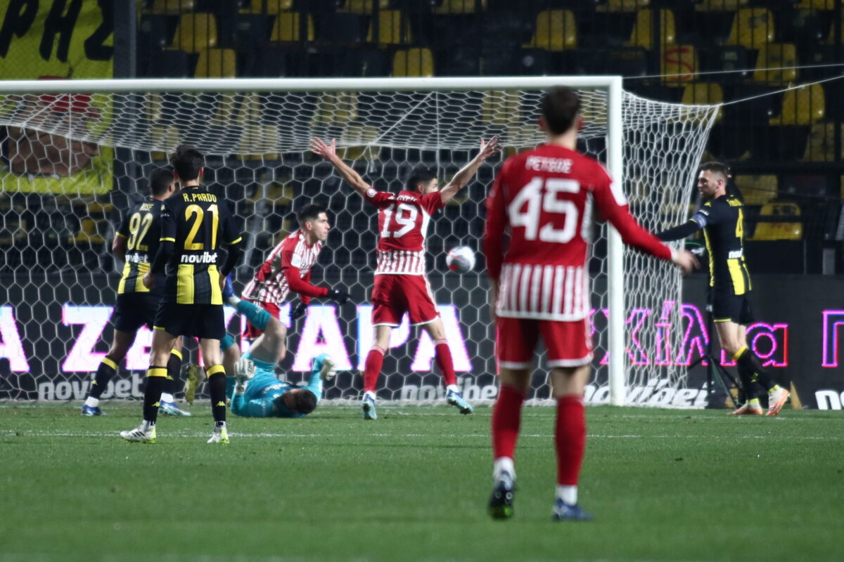 Άρης – Ολυμπιακός 0-1: «Γκάφα» Χουτεσιώτη και προβάδισμα για τους «ερυθρόλευκους» με τον Ναβάρο (video)