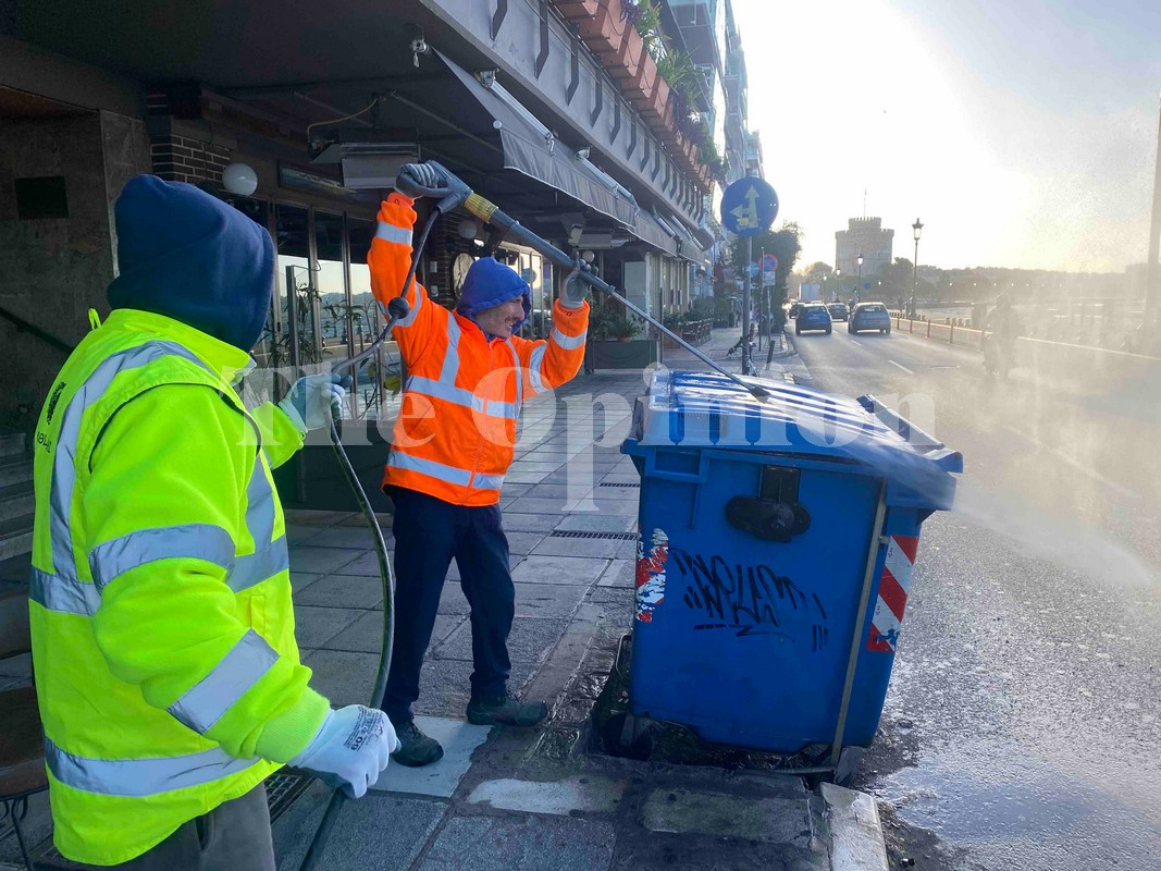 Επιτέλους! Πλένουν τους κάδους στο κέντρο της Θεσσαλονίκης (ΦΩΤΟ)