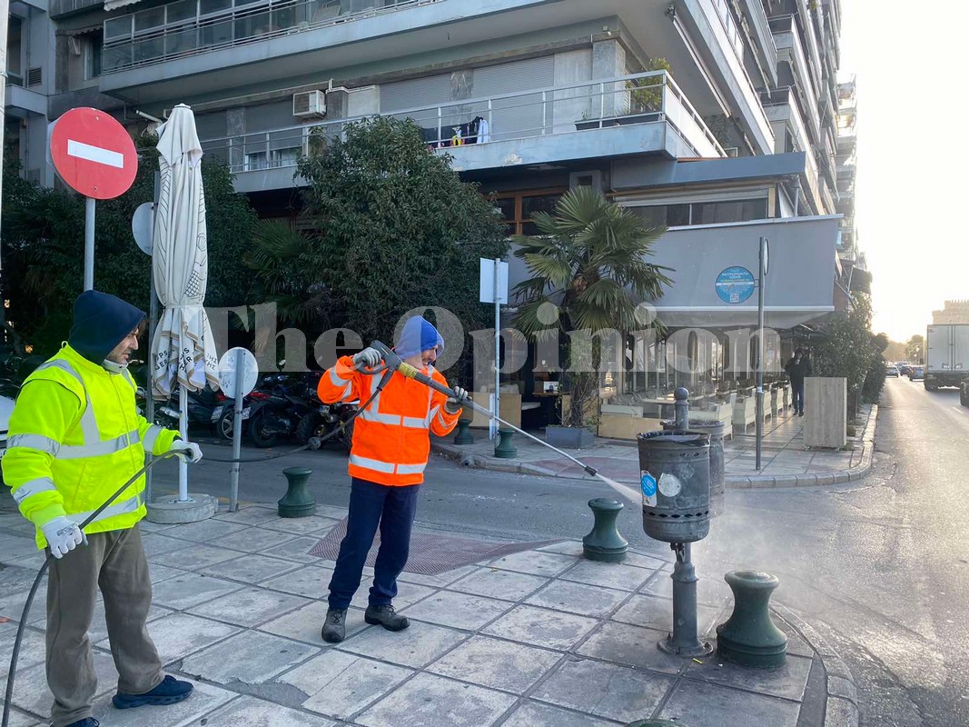 Επιτέλους! Πλένουν τους κάδους στο κέντρο της Θεσσαλονίκης (ΦΩΤΟ)