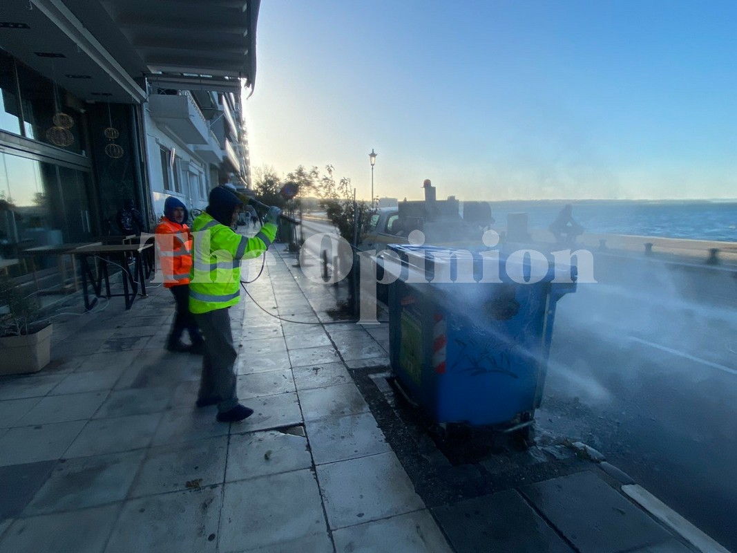 Επιτέλους! Πλένουν τους κάδους στο κέντρο της Θεσσαλονίκης (ΦΩΤΟ)