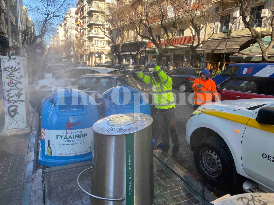 Επιτέλους! Πλένουν τους κάδους στο κέντρο της Θεσσαλονίκης (ΦΩΤΟ)