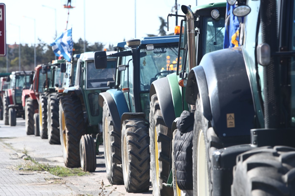 Στους δρόμους και σήμερα με τα τρακτέρ οι αγρότες σε Θεσσαλία και Μακεδονία (VIDEO)