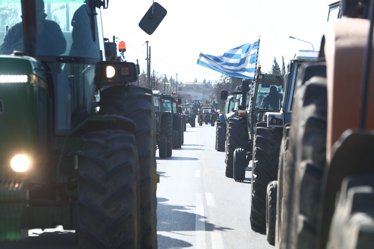Θεσσαλονίκη: Ένταση αγροτών – αστυνομίας στον κόμβο της Επανομής (ΦΩΤΟΡΕΠΟΡΤΑΖ)