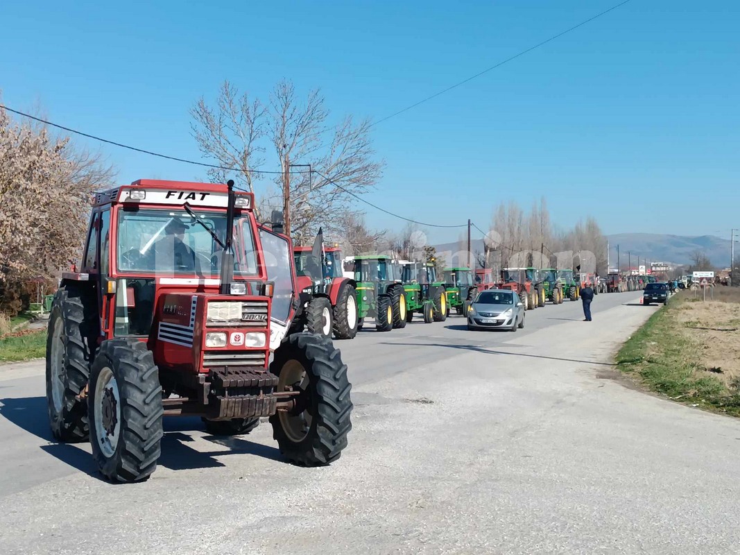 Ένταση αγροτών και αστυνομίας – Πρώτα μπλόκα στη Θεσσαλία (ΦΩΤΟ+VIDEO)