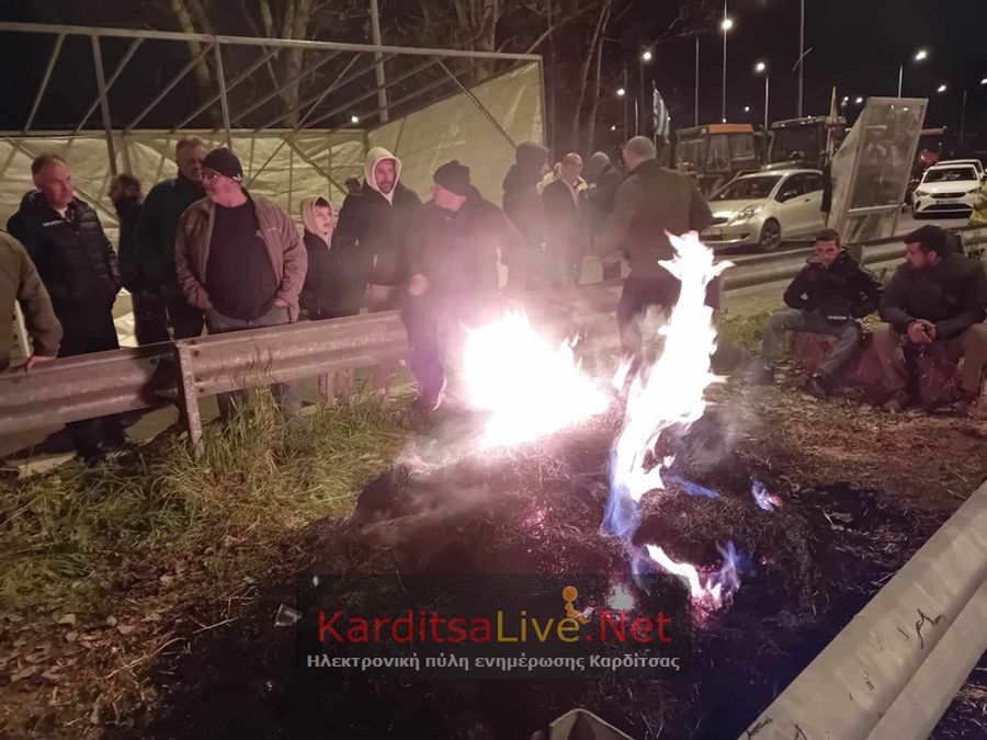 Παραμένουν στα μπλόκα οι αγρότες της Καρδίτσας (ΦΩΤΟ – VIDEO)