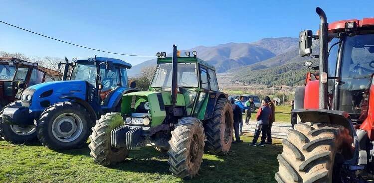 Σέρρες: Αγρότες και κτηνοτρόφοι βγήκαν στους δρόμους με τα τρακτέρ (VIDEO)