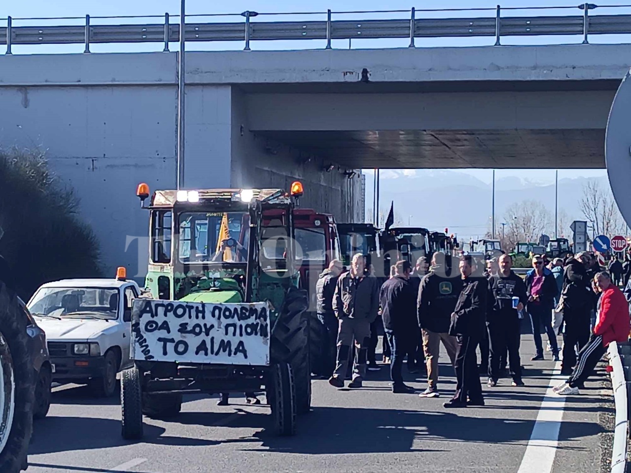Αγρότες: Οι συμβολικοί αποκλεισμοί την ώρα της συνάντησης στο Μαξίμου