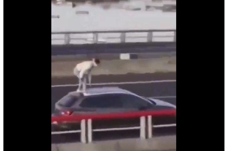 Βίντεο – σοκ: Πηδάει με δεμένα μάτια από οροφή εν κινήσει αυτοκινήτου