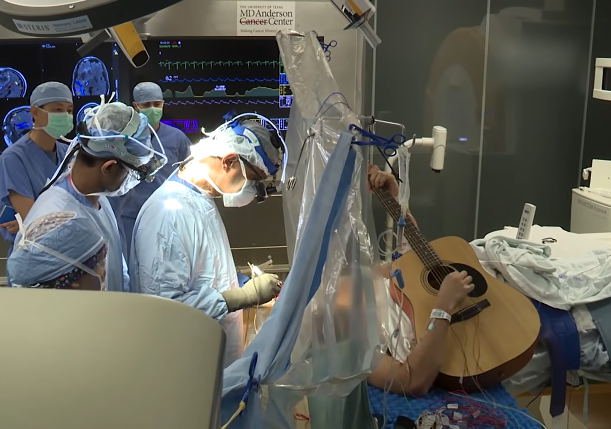 Έπαιζε κιθάρα ενώ τον χειρουργούσαν – Δείτε το viral βίντεο