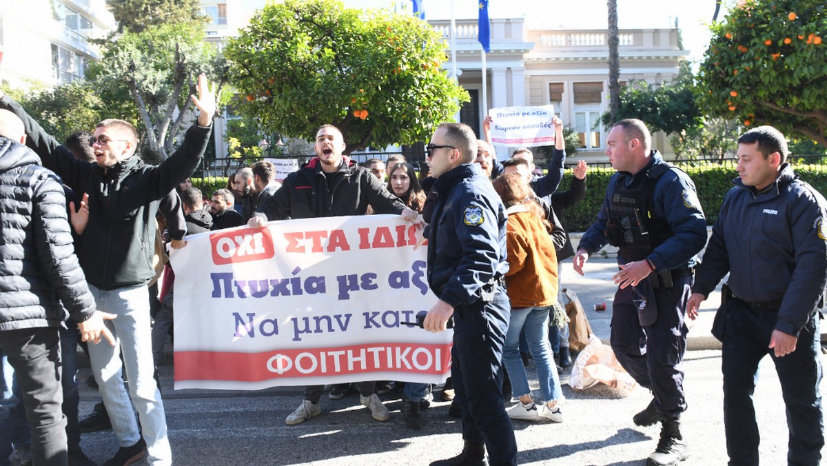 Αστυνομικές δυνάμεις προπηλάκισαν φοιτητές έξω από το Μέγαρο Μαξίμου (VIDEO)