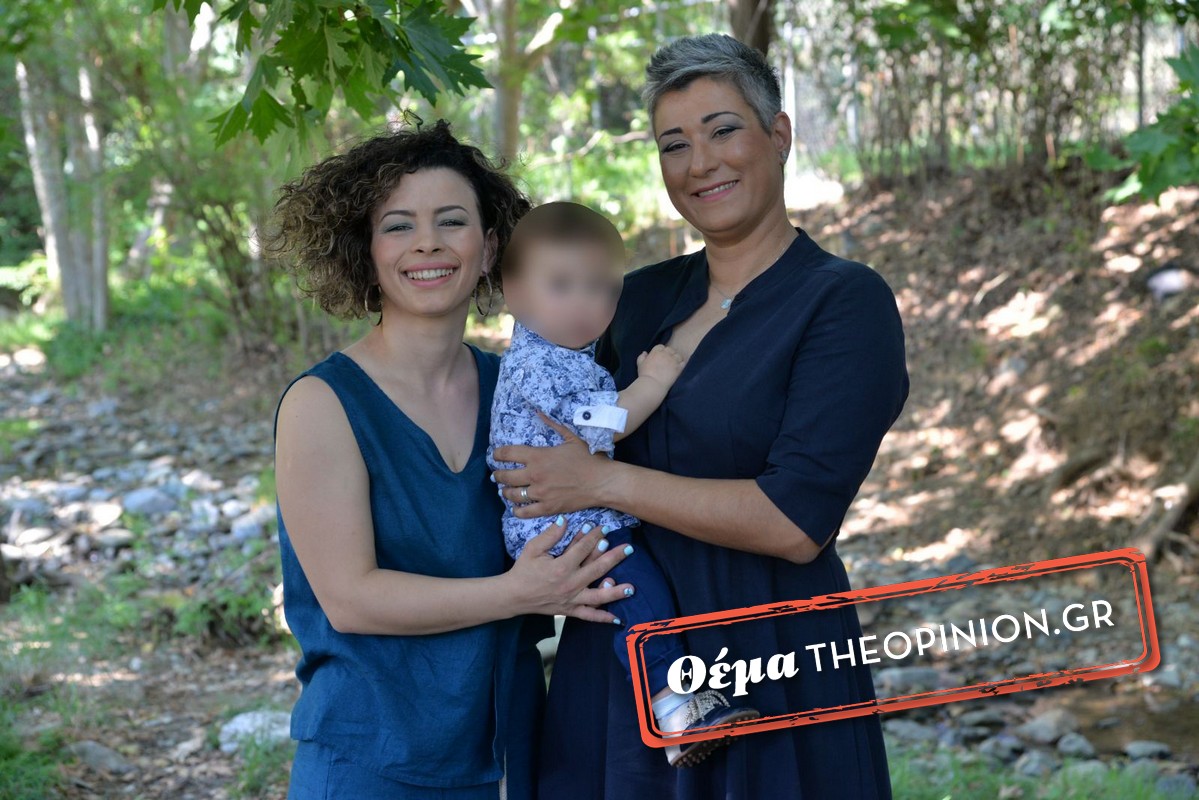 «Μέσα στο σπίτι, είμαστε οικογένεια. Όταν βγαίνουμε έξω, η μία γονιός εξαφανίζεται…»