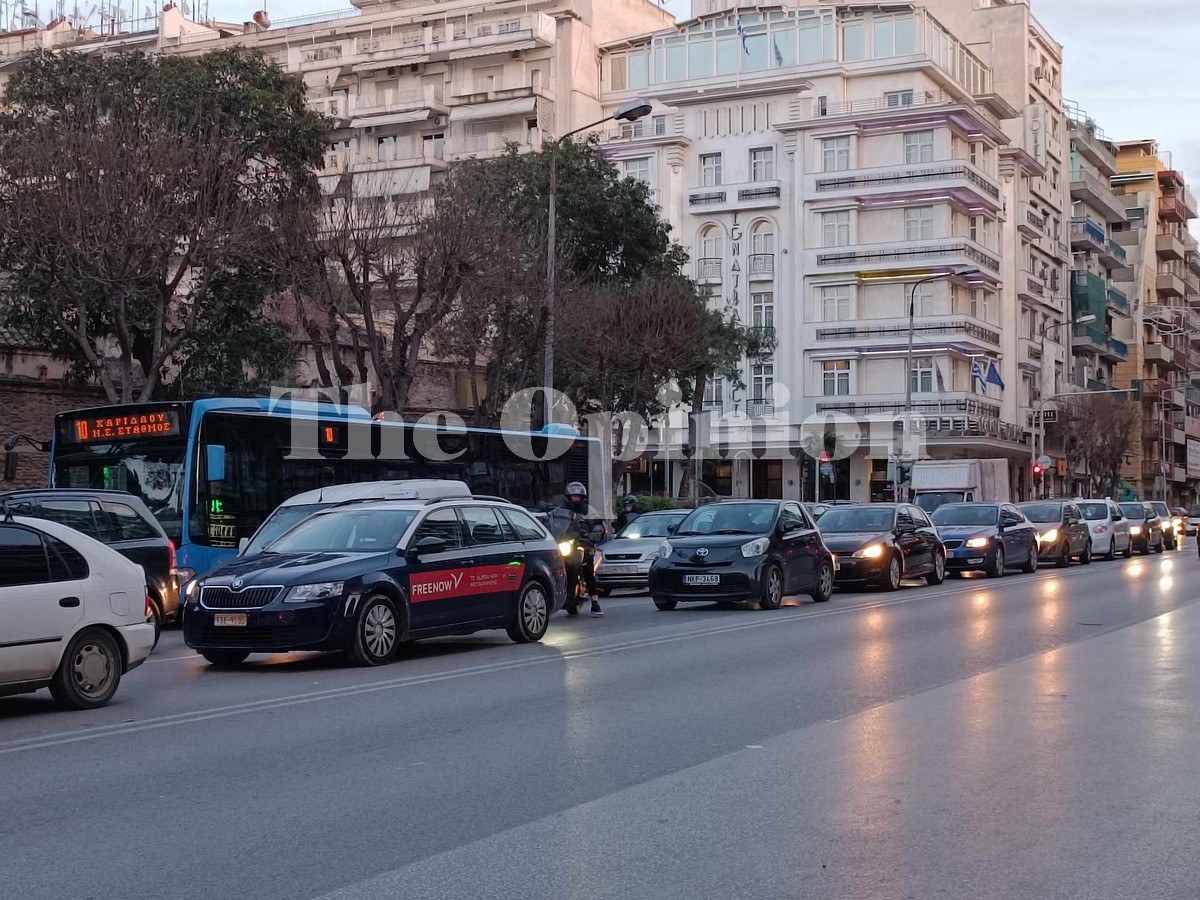 Τρομερό μποτιλιάρισμα στη Θεσσαλονίκη – Οργή και αγανάκτηση των οδηγών (ΦΩΤΟ – VIDEO -ΧΑΡΤΕΣ)