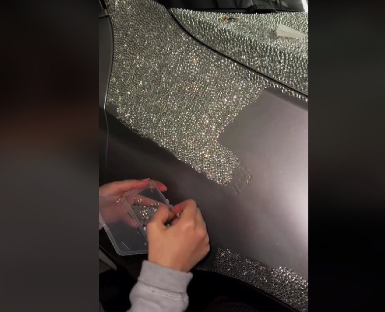 Διακόσμησε το αυτοκίνητό της με… εκατομμύρια κρύσταλλα (VIDEO)