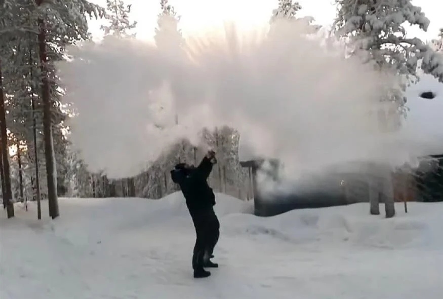 Φινλανδία: Το καυτό νερό… παγώνει στον αέρα! (VIDEO)