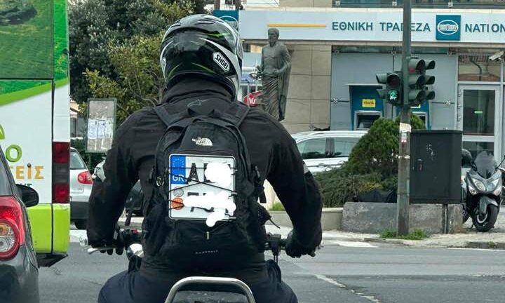 Viral έγινε οδηγός μηχανής- «Φόρεσε» την πινακίδα κυκλοφορίας (ΦΩΤΟ)