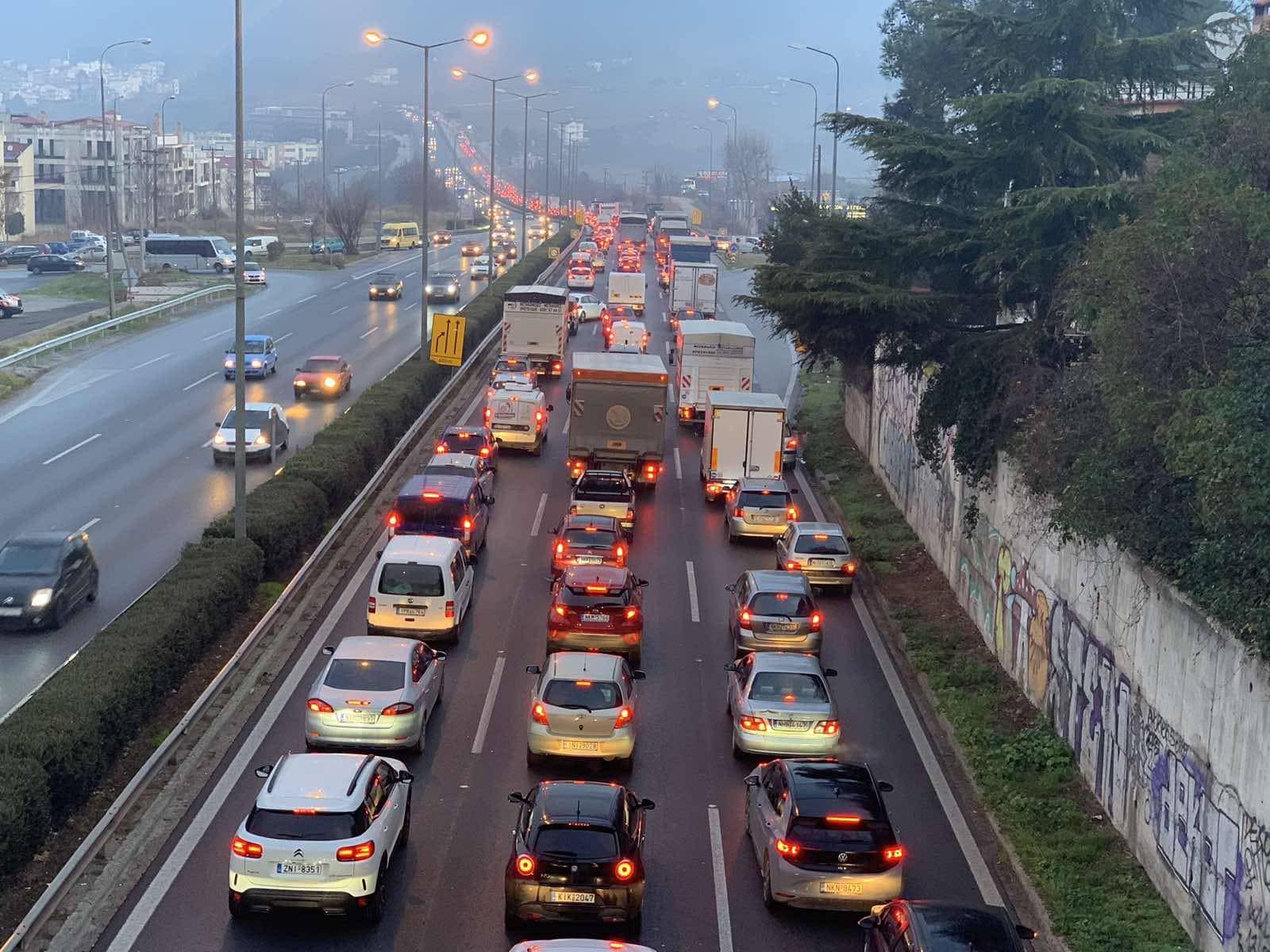 Μεγάλο μποτιλιάρισμα στον Περιφερειακό – Τρία τροχαία