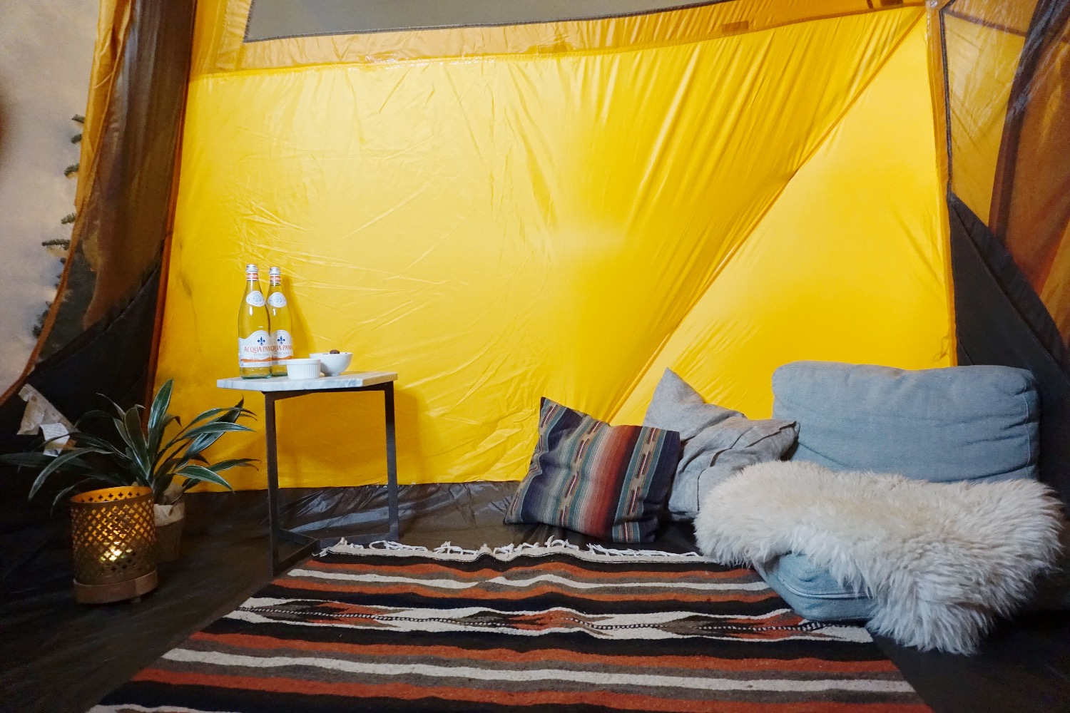 Ζευγάρια πληρώνουν 68 λίρες τη βραδιά για να κοιμηθούν στο πάτωμα του σαλονιού ενός αγνώστου!