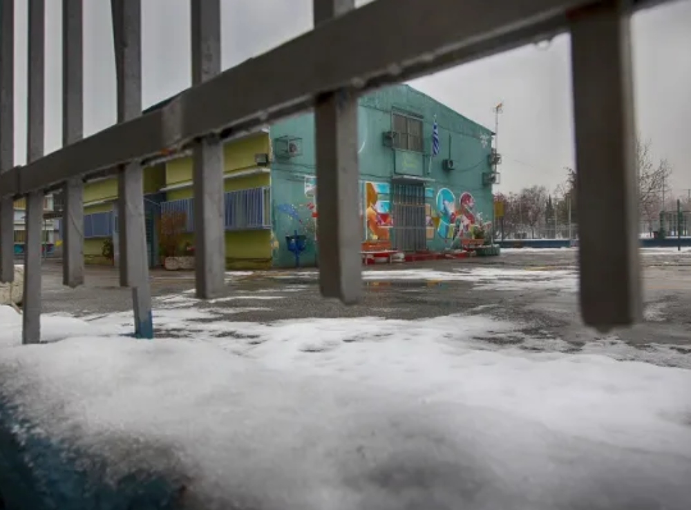 Επεισόδιο έξω από ΕΠΑΛ: Ομάδα δέκα ατόμων ψέκασαν 17χρονο με σπρέι πιπεριού (VIDEO)