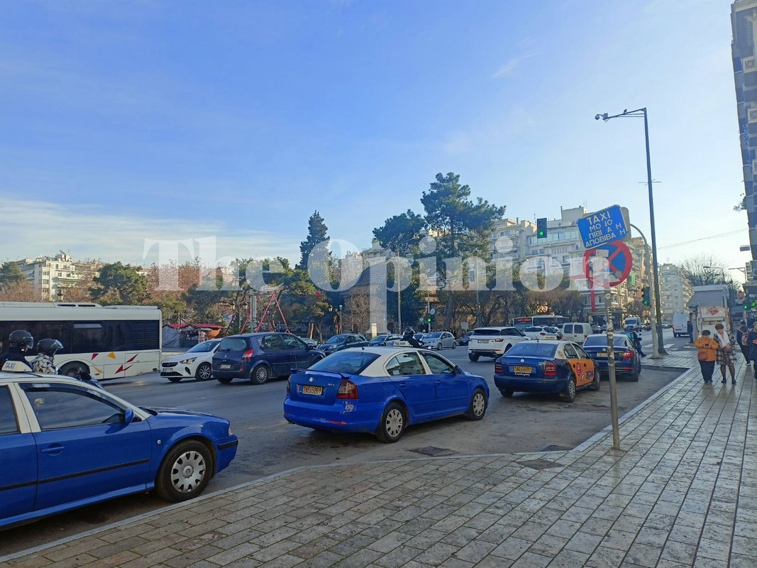 ΑΑΔΕ: Από αύριο προθεσμία τριών εβδομάδων στα ΤΑΞΙ για τα αυτοκόλλητα POS