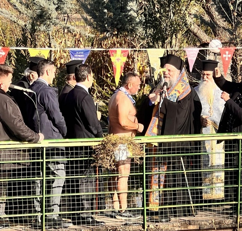 Θεοφάνεια: Έπιασε τον Σταυρό και τον αφιέρωσε στην κόρη του που σώθηκε στα Τέμπη