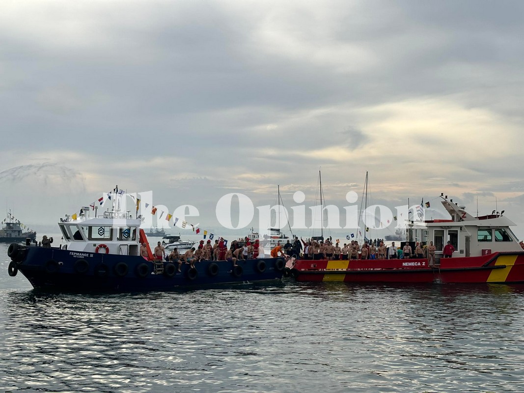 [LIVE] Εκατοντάδες Θεσσαλονικείς στην παραλία για τη ρίψη του Τιμίου Σταυρού (ΦΩΤΟ+VIDEO)