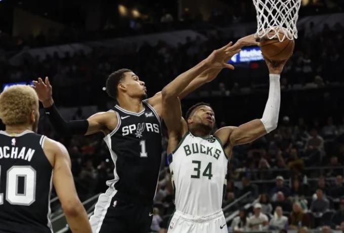 Βίκτορ Ουεμπανιάμα για Γιάννη Αντετοκούμπο: «Τον παρακολουθούσα να παίζει όταν ήμουν μικρός, είναι ένας από τους καλύτερους παίκτες στον κόσμο»