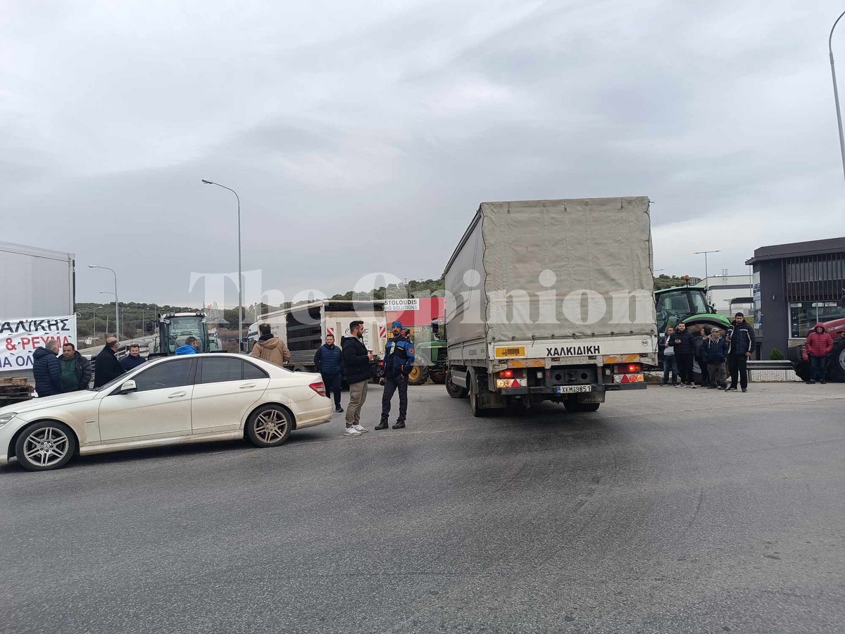 «Αυγενάκη μας δίνεις ψίχουλα»: Oι αγρότες έκλεισαν την Ε.Ο Θεσσαλονίκης – Μουδανιών (ΦΩΤΟ – VIDEO)