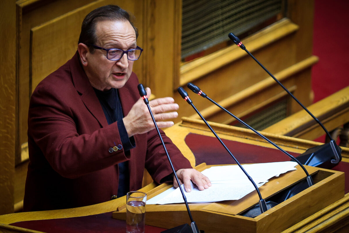 Μπιμπίλας: «Αγωνίζομαι για να μην κλάψουν άλλα παιδιά» – Καταχειροκροτήθηκε στη Βουλή (VIDEO)