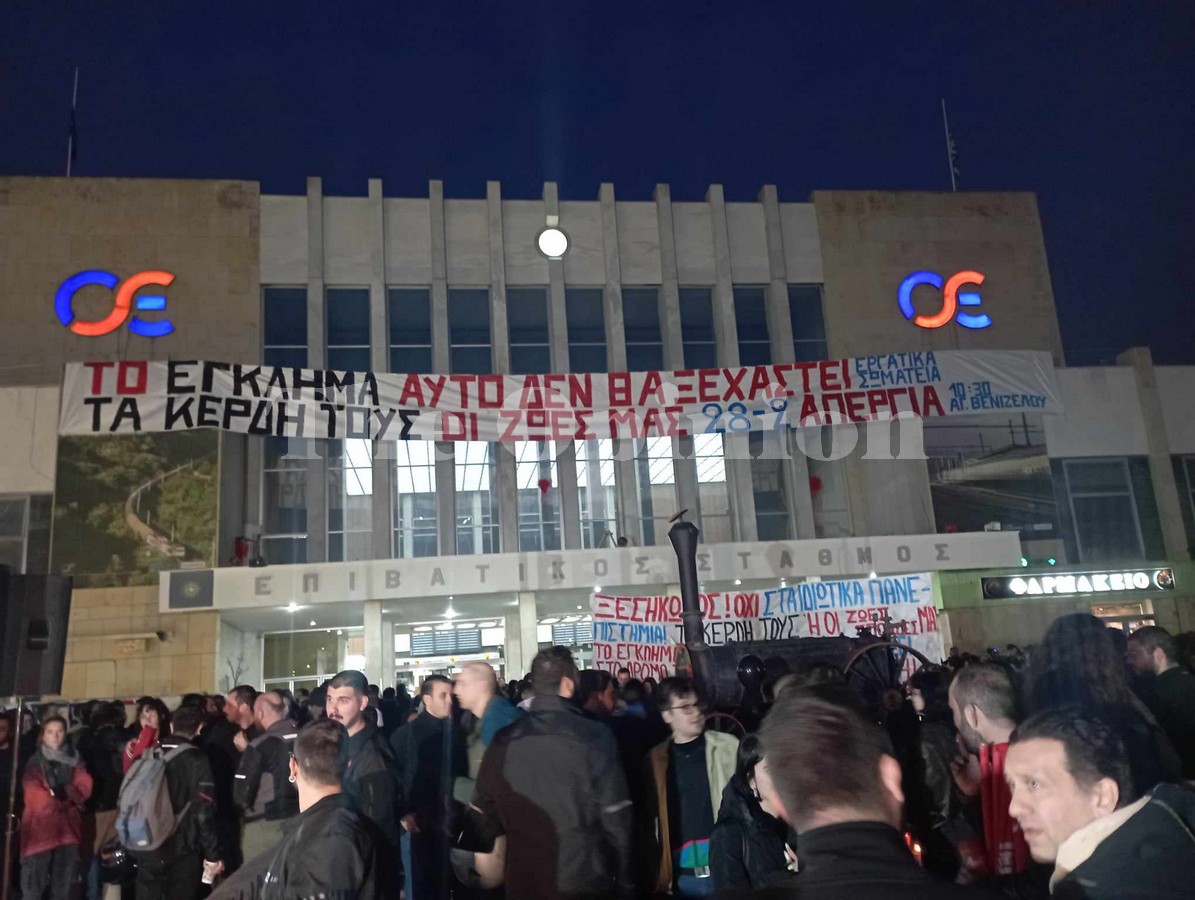 Θεσσαλονίκη: Συγκίνηση και πόνος στον ΟΣΕ για τους 57 νεκρούς των Τεμπών (ΦΩΤΟ)