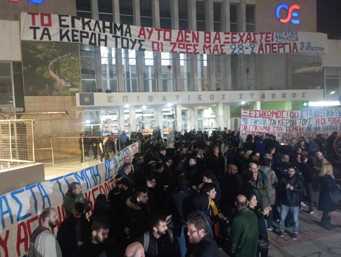 Θεσσαλονίκη: Συγκίνηση και πόνος στον ΟΣΕ για τους 57 νεκρούς των Τεμπών (ΦΩΤΟ)