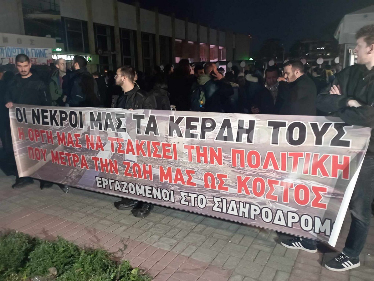 Θεσσαλονίκη: Συγκίνηση και πόνος στον ΟΣΕ για τους 57 νεκρούς των Τεμπών (ΦΩΤΟ)