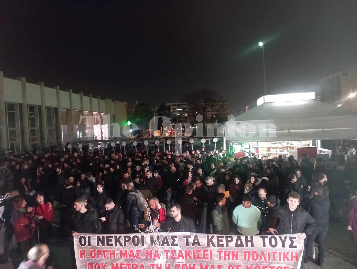 Θεσσαλονίκη: Συγκίνηση και πόνος στον ΟΣΕ για τους 57 νεκρούς των Τεμπών (ΦΩΤΟ)