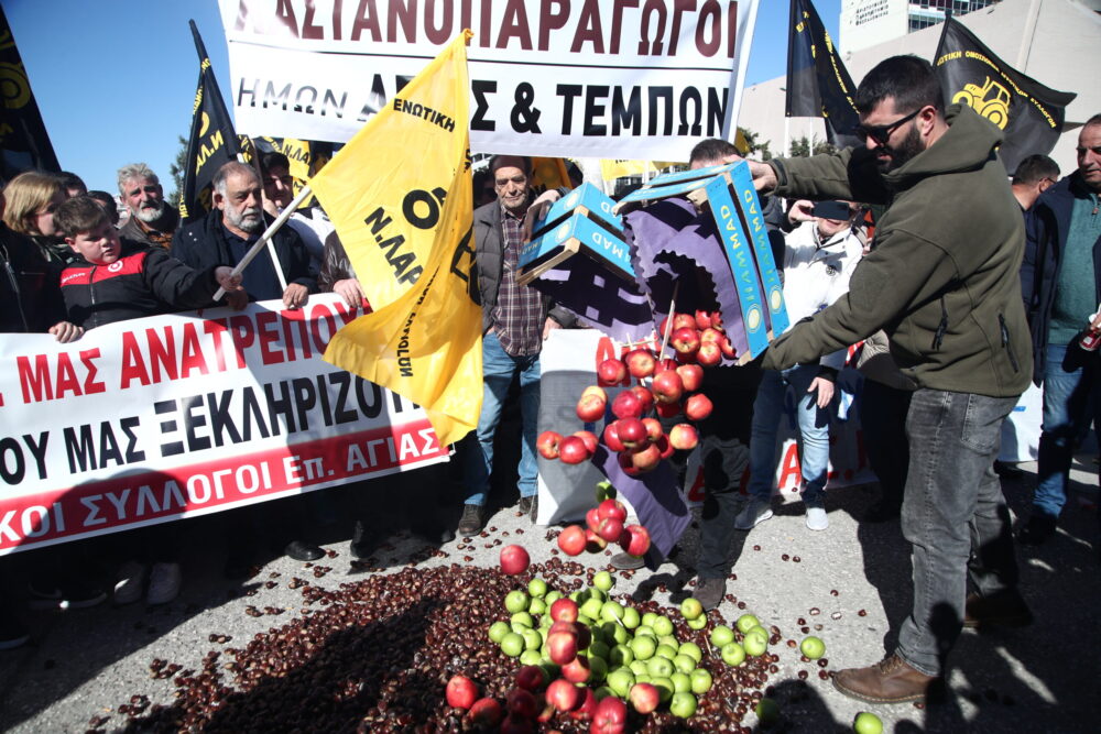 Θεσσαλονίκη: Παραγωγοί πέταξαν κάστανα και μήλα στην είσοδο της ΔΕΘ (ΦΩΤΟ – VIDEO)