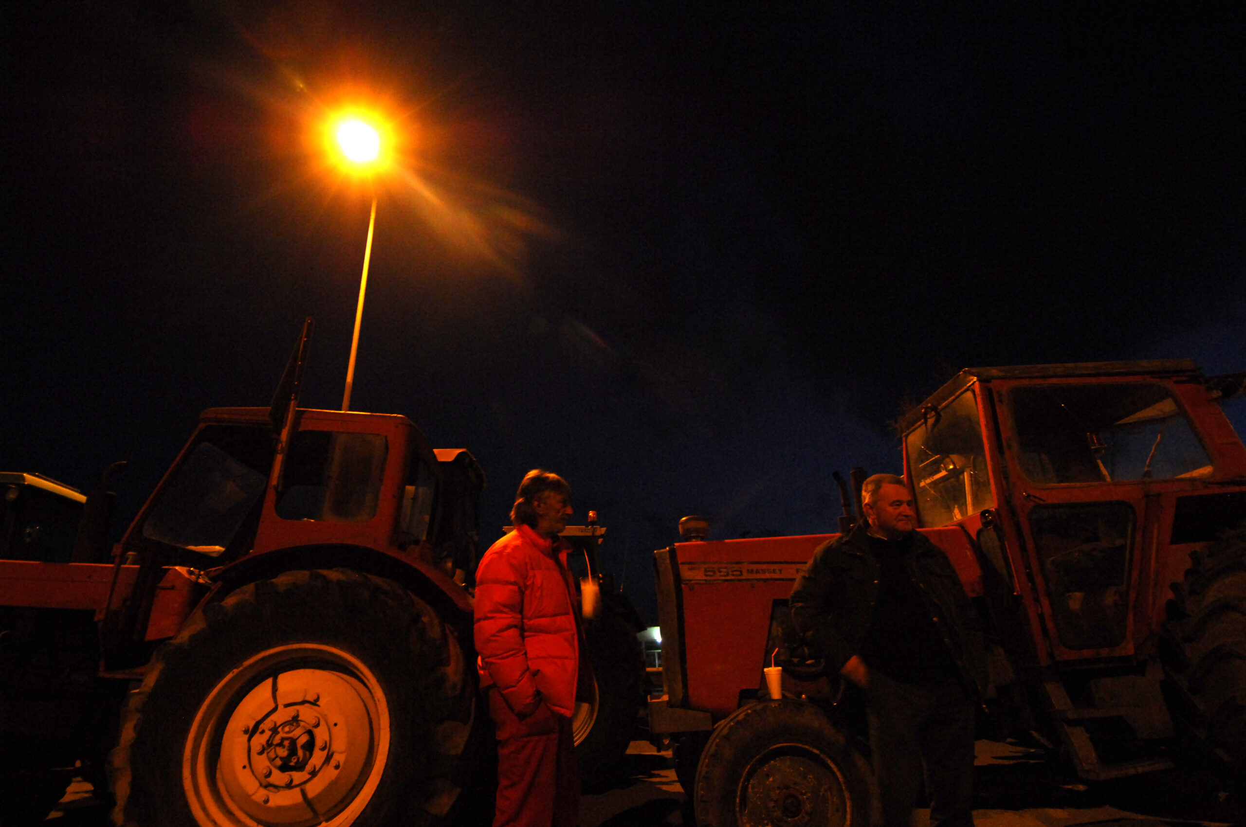 Αγροτικές κινητοποιήσεις: Κλιμακώνουν τις κινητοποιήσεις οι Θεσσαλοί – Αποχώρησαν από τα μπλόκα οι Σερραίοι (VIDEO)
