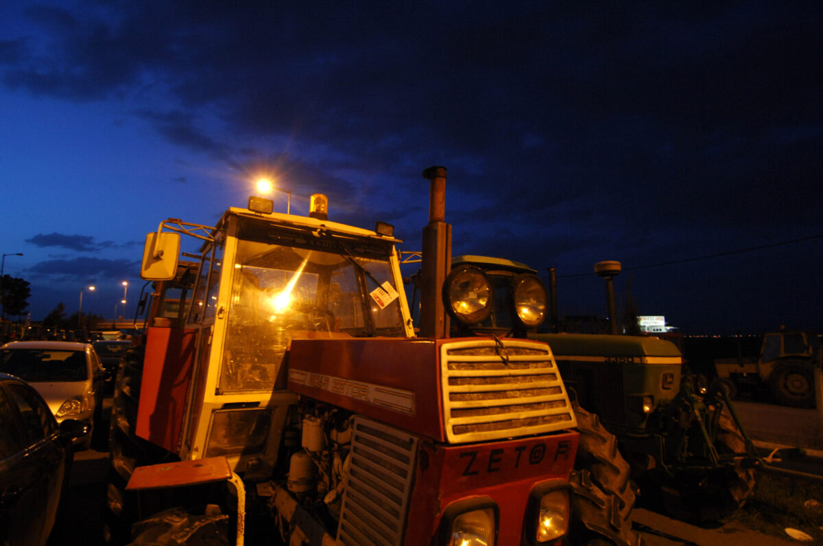 Αγρότες απέκλεισαν τελωνείο των Ευζώνων