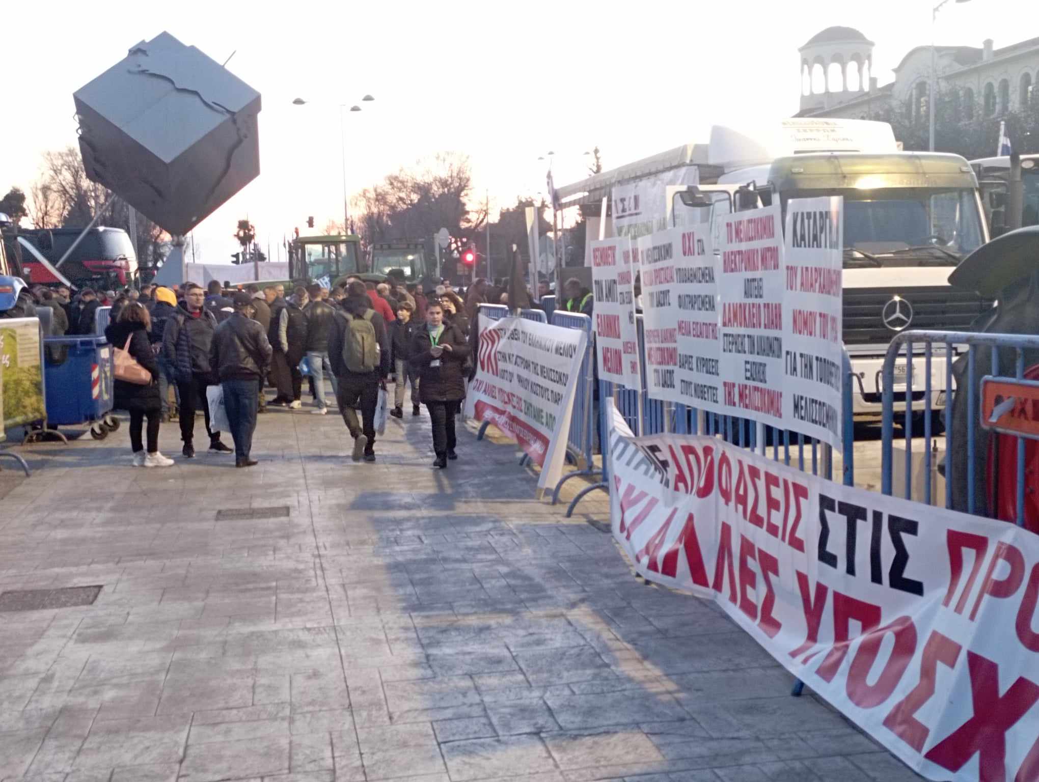 Καπνογόνα, κόρνες και πυρσοί στα εγκαίνια της Agrotica (ΦΩΤΟ-VIDEO)