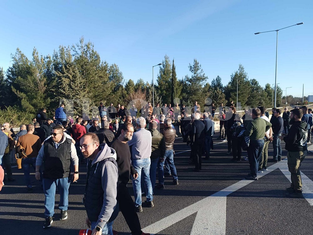 Οι εξηγήσεις του υπουργείου μετά την εισβολή αγροτών στο αεροδρόμιο για να δουν τον Λ. Αυγενάκη