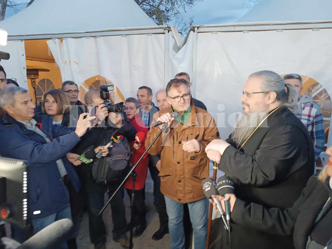 Στο μπλόκο των αγροτών ο Μητροπολίτης Λαρίσης – «Οι αγρότες έχουν δίκιο» (ΦΩΤΟ)