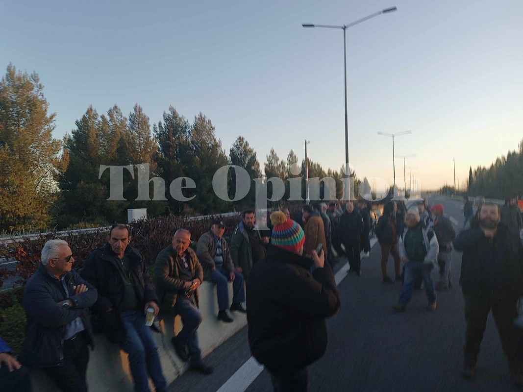 Οι αγρότες απέκλεισαν την ΠΑΘΕ στον Πλατύκαμπο (ΦΩΤΟ)