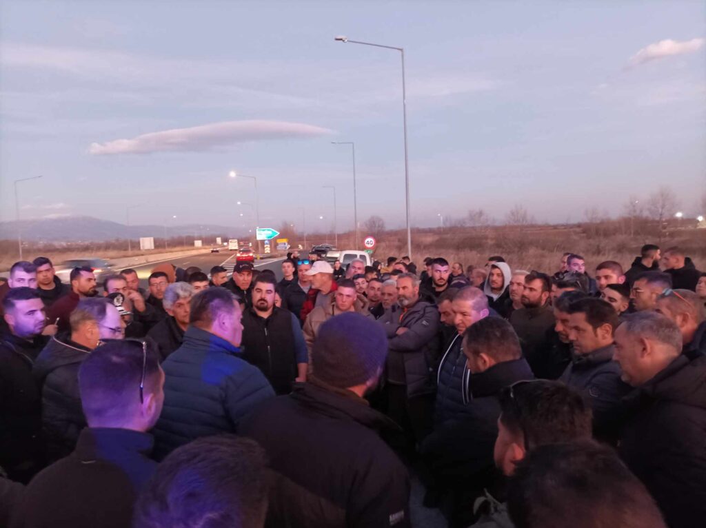 Σέρρες: Κλιμακώνουν τις κινητοποιήσεις τους οι αγρότες – Παρατάχθηκαν στο κόμβο Στρυμονικού