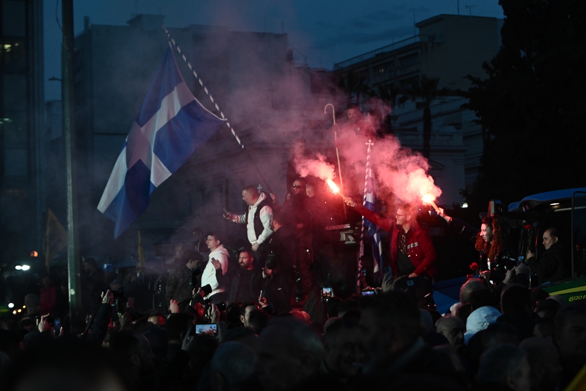 Αγρότες από όλη την Ελλάδα «βούλιαξαν» την Πλατεία Συντάγματος (ΦΩΤΟΡΕΠΟΡΤΑΖ)