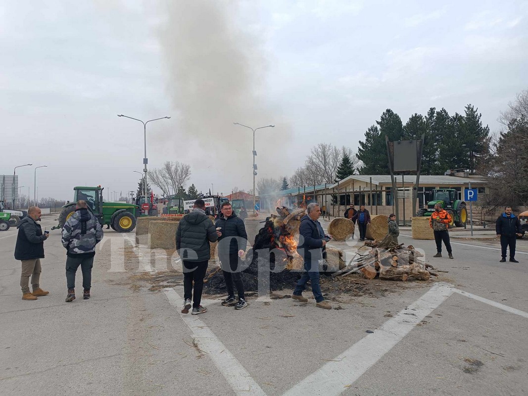 «Σφράγισαν» τα σύνορα οι αγρότες (ΦΩΤΟ)